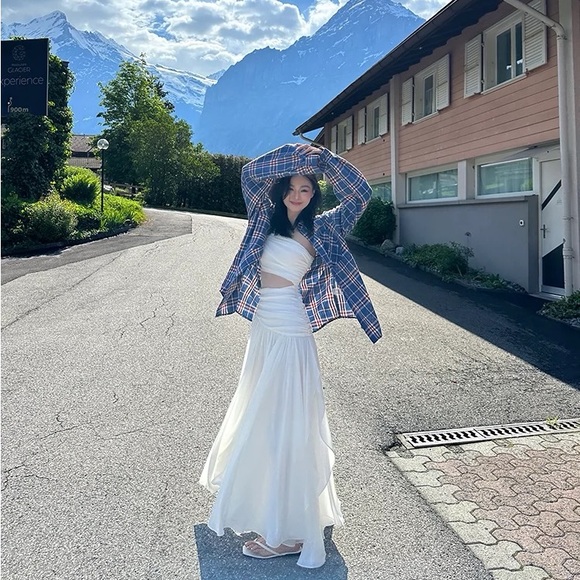 Elegant White One-Shoulder Dress - Picture 3 of 5